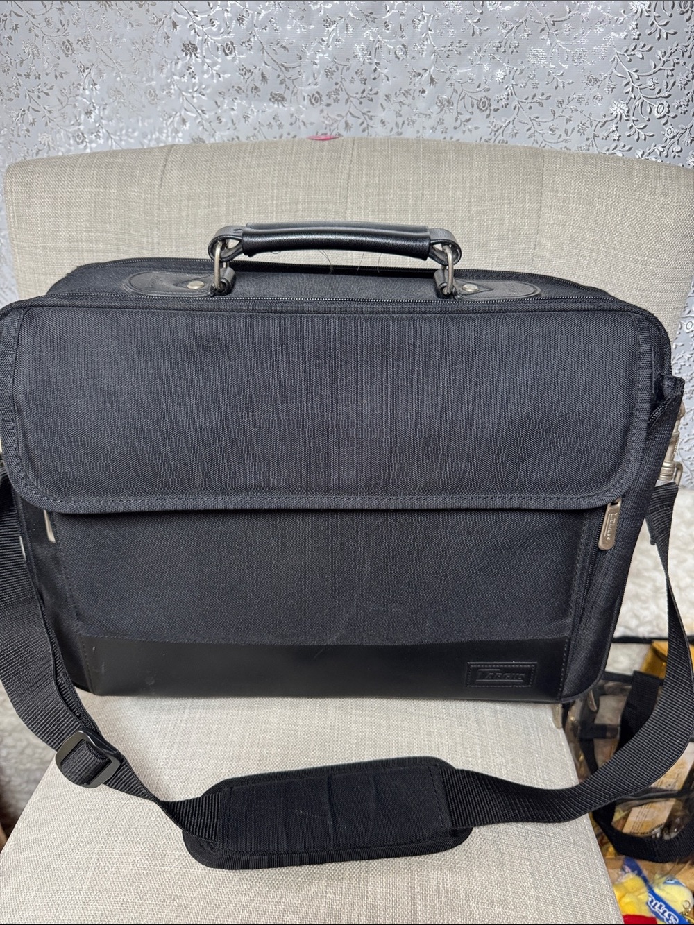 Targus Black Men's Laptop Messenger Bag with Shoulder Strap